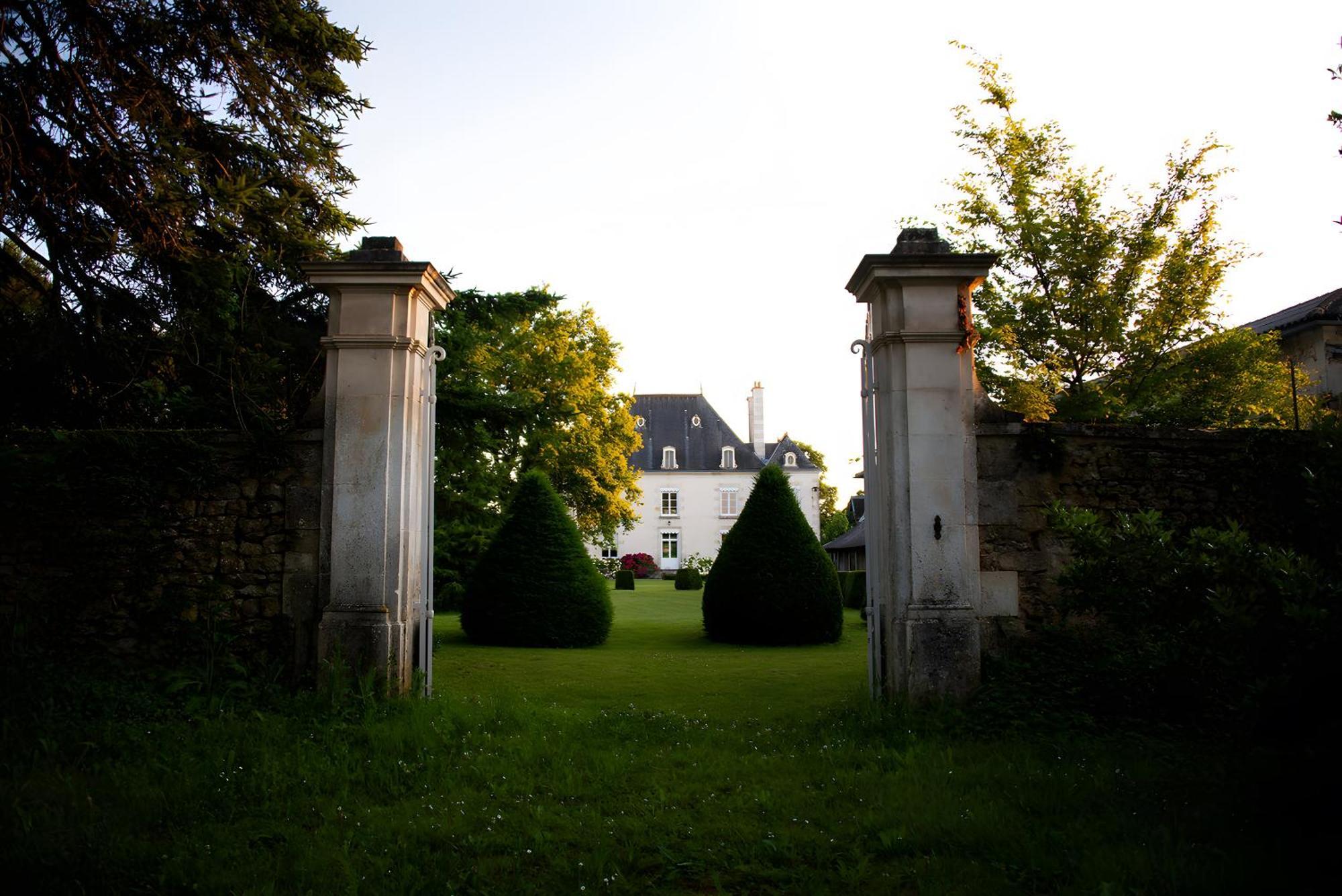 Domaine De La Briouse Bed and Breakfast Sanxay Exteriör bild
