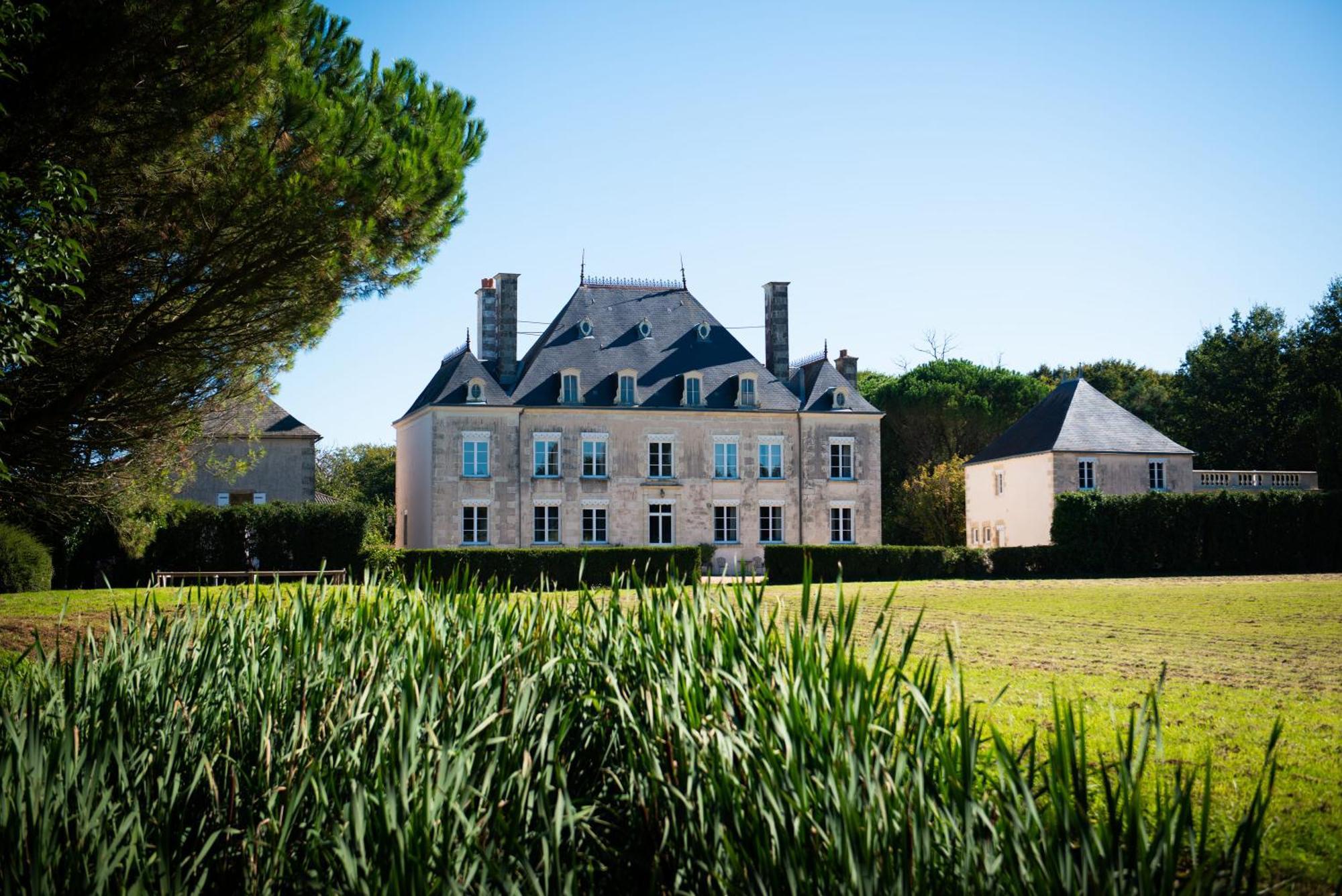 Domaine De La Briouse Bed and Breakfast Sanxay Exteriör bild