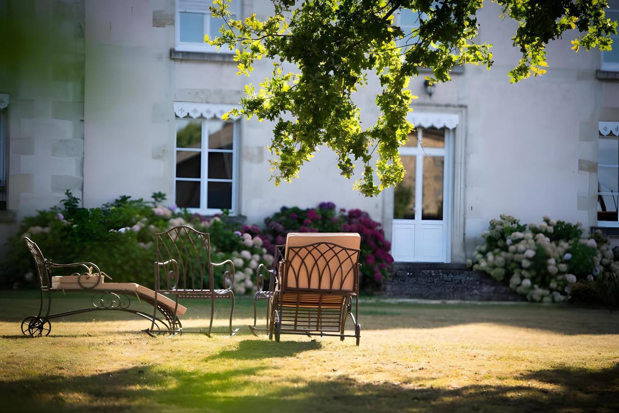 Domaine De La Briouse Bed and Breakfast Sanxay Exteriör bild